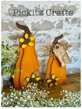Load image into Gallery viewer, Primitive Pumpkin Set # 538
