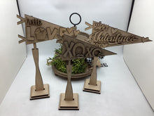 Load image into Gallery viewer, Valentines Pennant Set With Base #803
